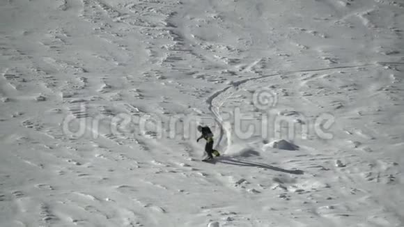 男子滑雪者在雪地空中射击环绕的跑道上骑马视频的预览图