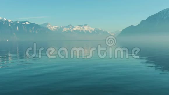 日内瓦湖和雪山瑞士鸟瞰图视频的预览图