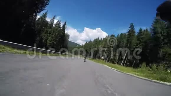 人骑自行车和艰苦的训练在松林之间的山脉专业骑自行车的人骑自行车POV原产地视频的预览图