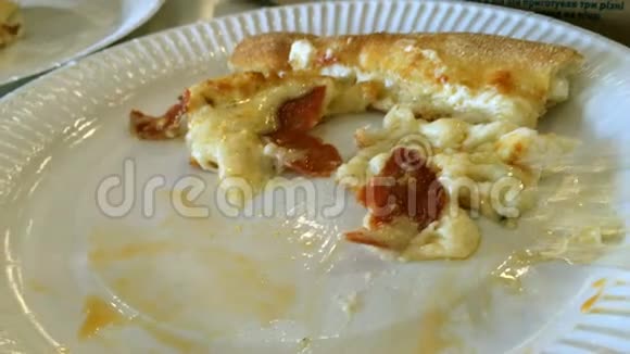 热的新鲜比萨饼片是用一次性叉子用纸盘吃的视频的预览图