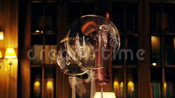 透明气球挂在空气中的房间图书馆视频的预览图