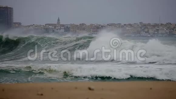 科斯塔布拉瓦西班牙小镇帕拉莫斯附近的巨浪慢镜头视频的预览图