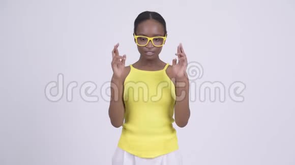 年轻漂亮的非洲女人戴着黄色眼镜视频的预览图