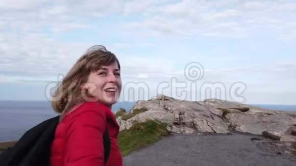 年轻女子把她的朋友拖到爱尔兰的马林海德视频的预览图