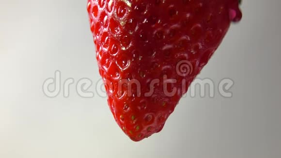 甜的红汁滴流在草莓上视频的预览图