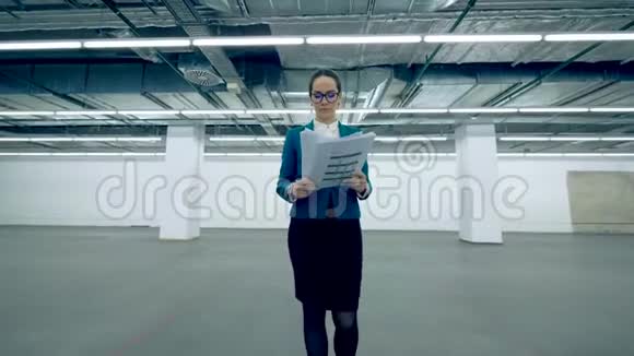 一个女人扔掉文件开始在办公室里跳舞视频的预览图