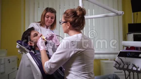 牙科诊所病人牙科清洁牙齿视频的预览图