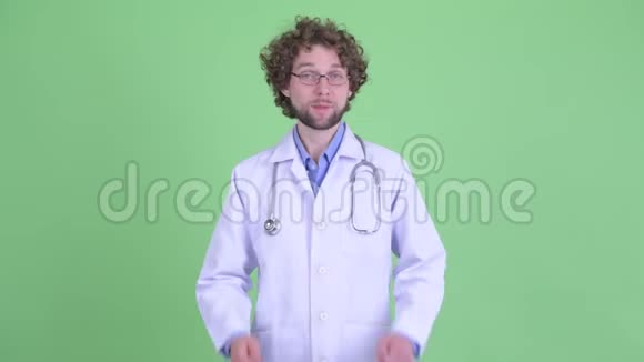 快乐的小胡子男医生竖起大拇指看上去很兴奋视频的预览图