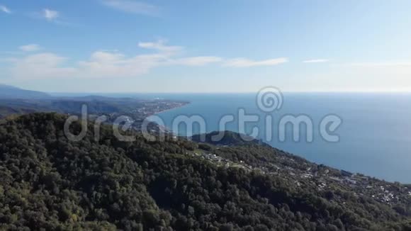全景空中飞行与无人机DJI飞越美丽的青山和海洋4k视频的预览图
