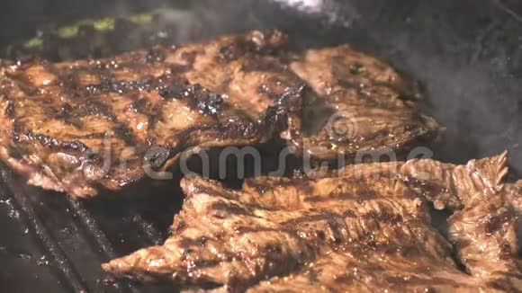 美味的牛排放在热烤架上视频的预览图