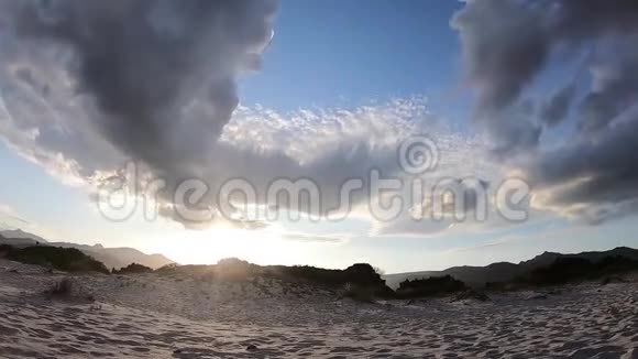 日落时分乌云遮住了太阳的升起照亮了沙丘然后消失在了身后视频的预览图