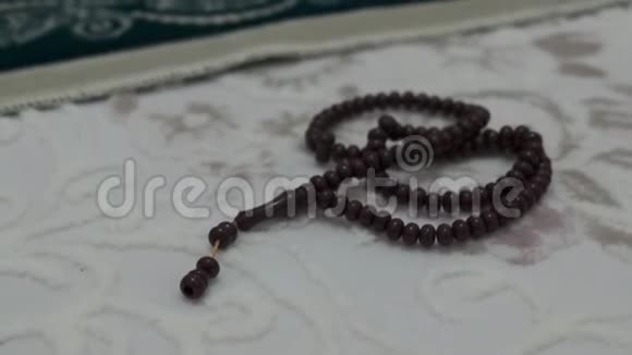 伊斯兰物品祈祷珠和祈祷地毯视频的预览图