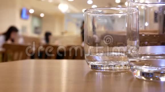 人们喝水的运动与模糊的人吃食物视频的预览图
