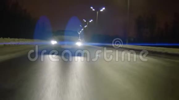 现代汽车在冬天的灯光下沿着公路行驶视频的预览图