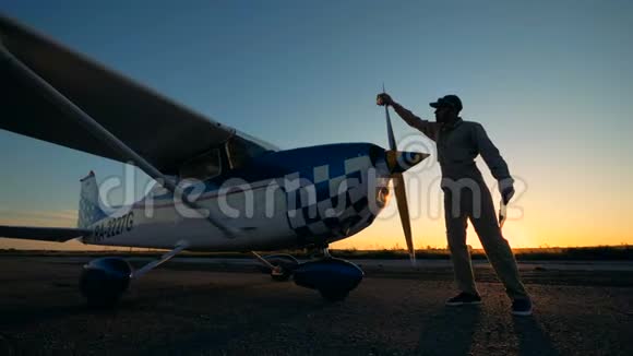 男飞行员擦拭飞机的螺旋桨侧视视频的预览图