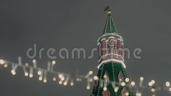 莫斯科克里姆林宫大厦背景下的圣诞花环晚安视频的预览图