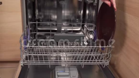 厨房的洗碗机里堆满了脏盘子视频的预览图