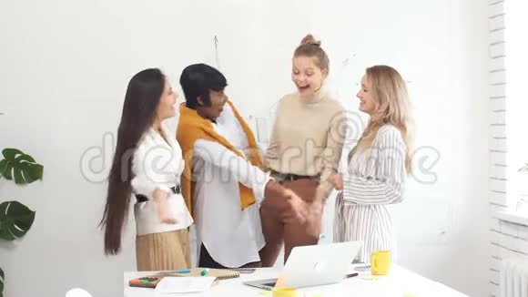 四位不同女性的开朗商业团队视频的预览图