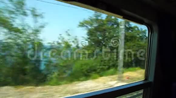 火车车窗外的乡村和海洋景观变化视频的预览图