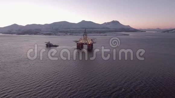 拖着油台港口的钻井平台视频的预览图