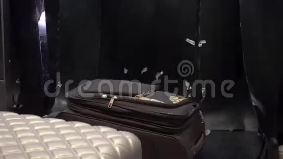 手提箱在机场的传送带上旅行行李在传送带上卸下视频的预览图
