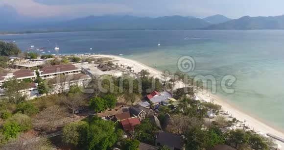 印尼巴厘岛美丽的蓝色海水航拍东南亚的天堂岛游泳的人小视频的预览图