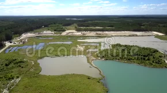 大型采石场附近湖泊和岛屿上空的空中运动视频的预览图