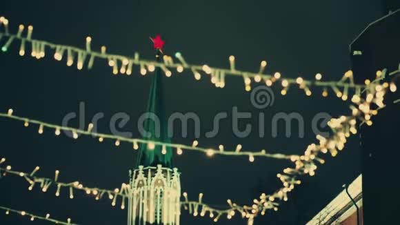 莫斯科克里姆林宫大厦背景下的圣诞花环晚安视频的预览图