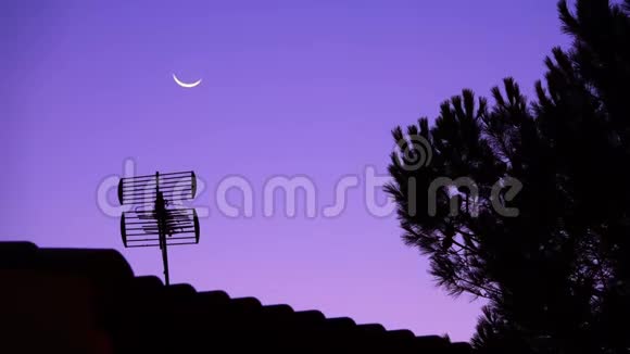 黎明时分清澈的新月落在天空视频的预览图
