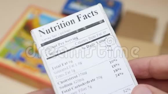 食品盒上的营养事实标签视频的预览图