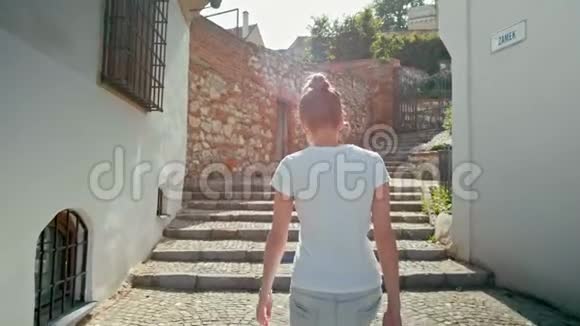 捷克共和国Mikulov城堡带背包的游客女孩徒步旅行视频的预览图