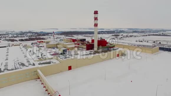 冬季早晨高空工业大厦高烟囱视频的预览图