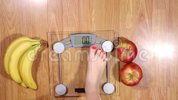 女孩在体重秤上测量体重健身模特视频的预览图