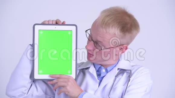 一脸幸福的金发男医生展示数码平板电脑视频的预览图