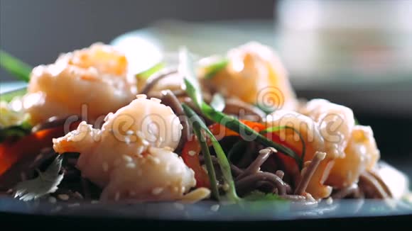 切制的辣椒正落在传统的亚洲荞麦拌虾炒面上视频的预览图
