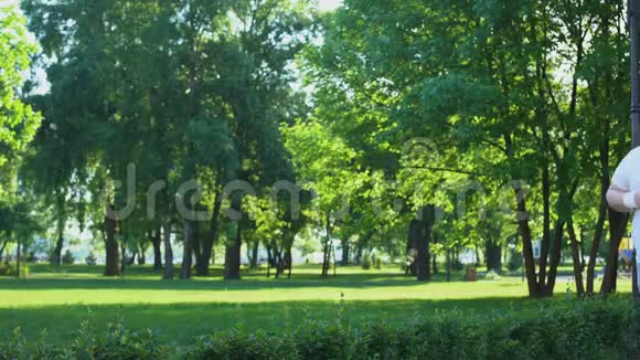 肥胖男人在城市公园跑步克服懒惰和不安全感坚持不懈视频的预览图