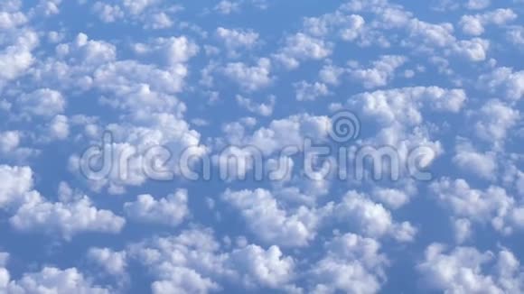 飞过白云从飞机窗口看到的视频的预览图