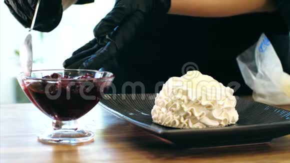 厨师用奶油做蛋糕库克把樱桃果酱放在蛋糕上视频的预览图