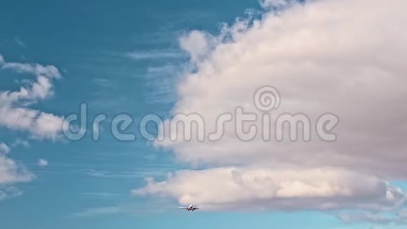 飞机正在飞过冒险旅游旅游度假的概念视频的预览图