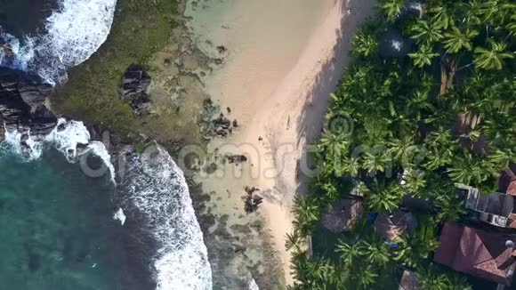 人的剪影沿着大海的沙路视频的预览图