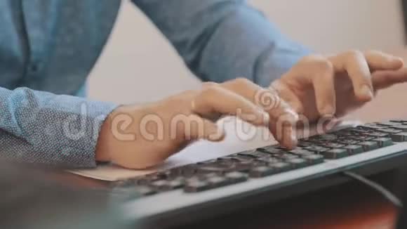 男人在编程男人在电脑上工作男人在键盘上特写视频的预览图