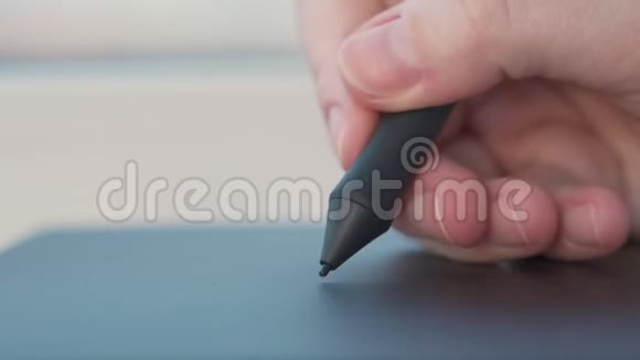 用铅笔在数字平板电脑上完成手绘视频的预览图