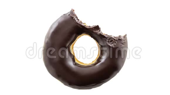 白色背景下吃巧克力甜甜圈的俯视图停止运动视频的预览图