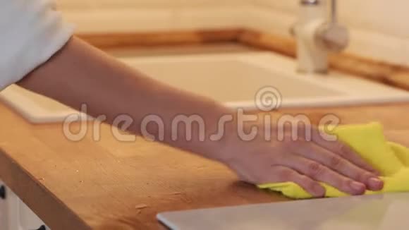 人家务和家务观念家庭厨房用抹布特写男性手清洁桌子视频的预览图