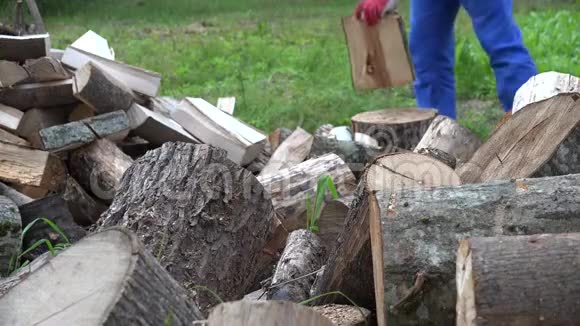 砍树干桩和模糊工人用斧头砍柴4K视频的预览图