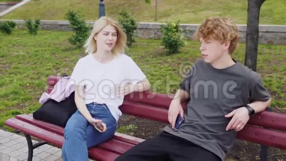 女孩和男朋友坐在长凳上放松视频的预览图