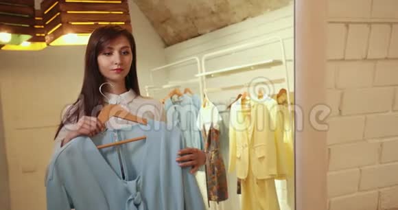 服装店自制衣柜或更衣室亚洲年轻女性在服装中选择时尚服装视频的预览图