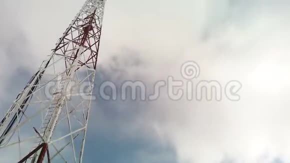 电信塔包括冬季霜冻北部森林的无线电微波和电视天线系统视频的预览图