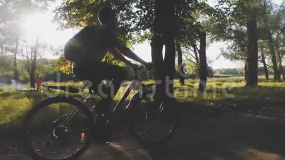 日落时骑自行车的人的轮廓运动和主动生活理念日落时间视频的预览图