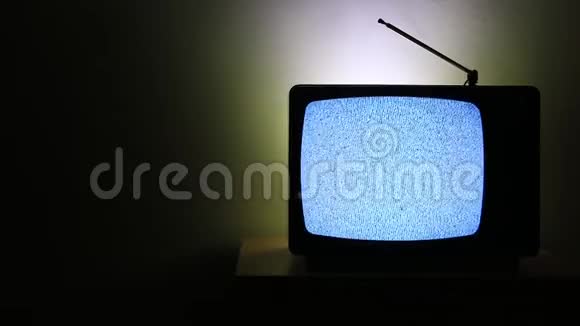 一台旧电视的视频在右侧的黑暗背景没有信号和灰度噪音影响的屏幕视频的预览图